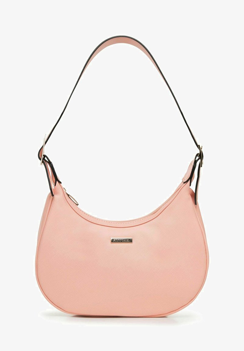 Roze synthetische handtas met een ronde vorm, voorzien van een afneembare zwarte schouderband, gouden hardware en een gestructureerd oppervlak voor extra detail.