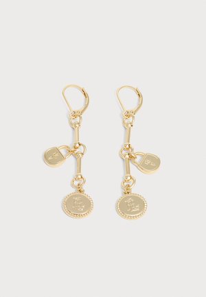 Paar goldfarbene Tropfenohrringe mit Hebelverschluss, jeweils mit kleinem Anhänger und rundem Medaillon mit geprägtem Design.