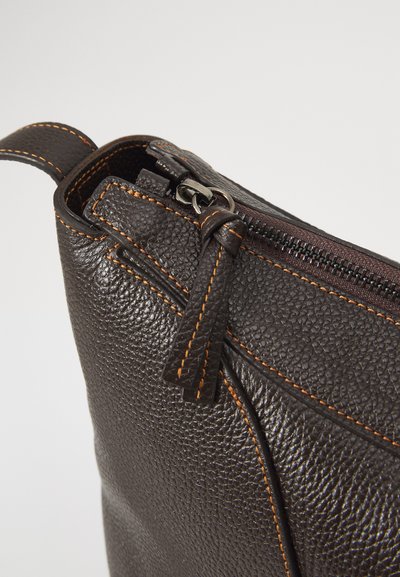 Borsa in pelle marrone con superficie texturizzata, cuciture arancioni e chiusura con zip. Dotata di una maniglia piccola per un facile trasporto.