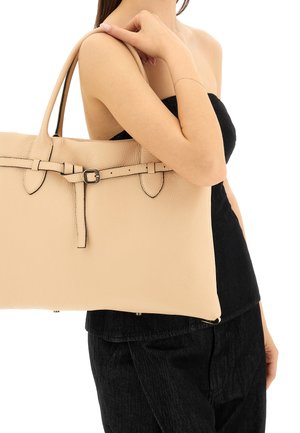 Borsa tote in pelle beige con superficie testurizzata, dotata di chiusura con fibbia, manici superiori e una forma rettangolare elegante.