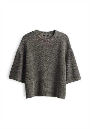 Grijs gebreid sweater met korte mouwen en een ronde halslijn, met een losse pasvorm. Het heeft een gestructureerde stof en ribbelpatronen op de manchetten en de zoom.