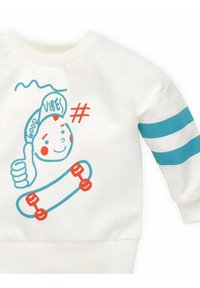 Witte sweatshirt met turquoise en oranje grafisch ontwerp, met een thumbs-up personage, skateboard en gestreepte mouwen. Zachte textuur.