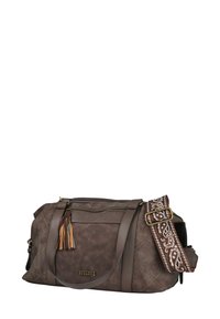 Bolsa de viaje de cuero marrón con un patrón acolchado, bolsillo con cremallera, acentos de borlas y una correa decorativa con un diseño de paisley.