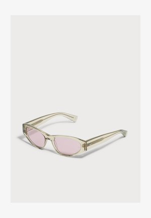Lunettes de soleil fines forme œil de chat avec montures transparentes beiges et verres teintés rose clair sur fond blanc.