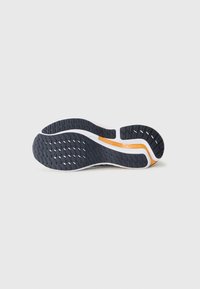 Schuhsohle mit einer schwarzen Gummiauflage und strukturiertem Muster, weißem Zwischensohleneinsatz und orangefarbenen Akzenten, entwickelt für Traktion und Langlebigkeit.