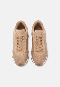 Baskets en suède camel avec texture matelassée, bout arrondi, design classique à lacets et semelle en caoutchouc avec accents marron clair.