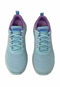 Scarpe sportive azzurro chiaro con tomaia in rete, dettagli viola, chiusura con lacci e texture perforata per la traspirabilità. Logo del marchio visibile sulla linguetta.