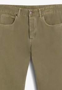 Pantalones de algodón verde olivo con corte recto, que presentan una bragueta de botones, cinco bolsillos y detalles de costura sutiles.