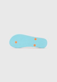 Semelle de chaussure bleu clair avec une surface texturée, présentant deux points orange. Forme arrondie avec une légère courbure au niveau de l'orteil.