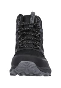 Stivale da trekking nero con una tomaia in tessuto strutturato, punta in gomma rinforzata e lacci con motivo bianco e nero. Suola progettata per offrire trazione.