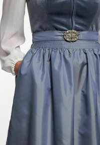 Blauwe satijnen jurk met een getailleerde bovenkant en een volle, geplooide rok. Bevat een zilveren decoratieve gesp bij de taille en een textuur witte blouse.