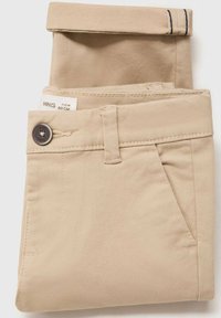 Béžové bavlněné kalhoty s přehnutým pasem, vybavené zapínáním na knoflík a bočními kapsami. Obsahují viditelné švy a značkovou etiketu.