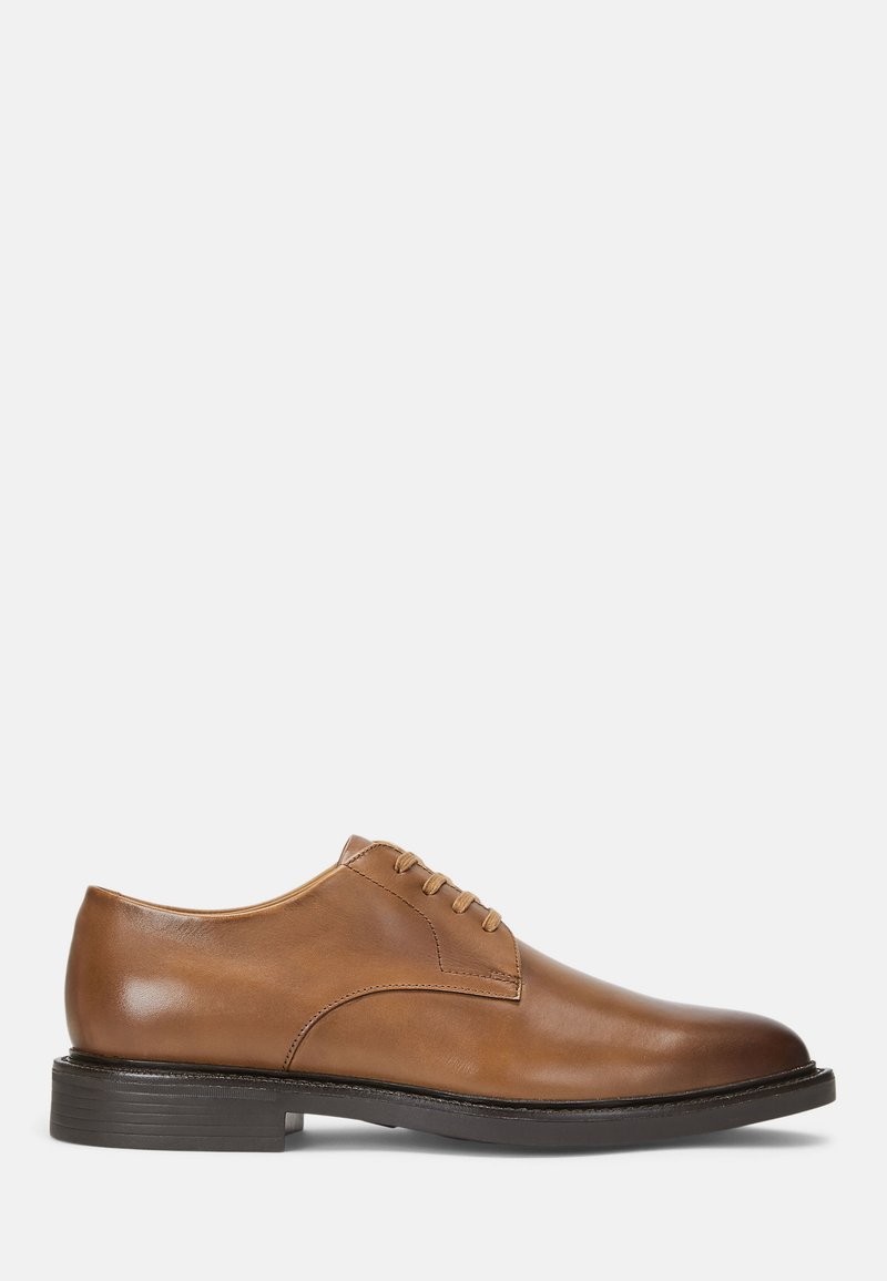 Brune lær oxford-sko med glat overflade, seks snøreringe og en tynd sort sål. Klassisk design med en afrundet tåprofil.