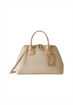 Borsa beige texturizzata con doppio manico, tracolla regolabile, chiusura con zip e targhetta rettangolare attaccata.