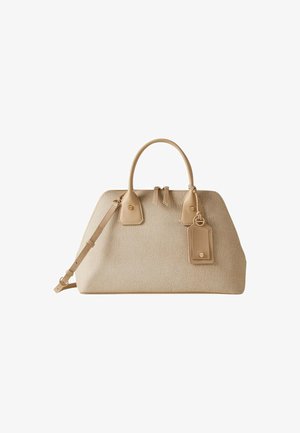 Beige tekstureret håndtaske med dobbelte håndtag, justerbar skulderrem, lynlås lukning og fastgjort rektangulært mærke.