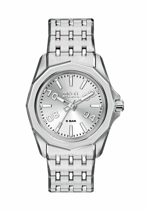 Montre Diesel argentée avec boîtier octogonal, bracelet en maillons métalliques, index horaires numériques et en barres, et inscription "5 BAR" sur cadran brossé.