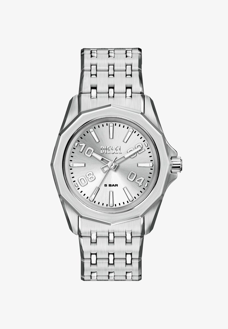 Montre Diesel argentée avec boîtier octogonal, bracelet en maillons métalliques, index horaires numériques et en barres, et inscription "5 BAR" sur cadran brossé.