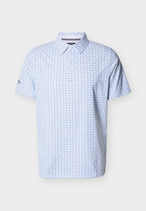 Herrens lyseblå pikéskjorte med korte ermer, prydet med et lite mørkeblått abstrakt mønster og to hvite knapper på stolpen.