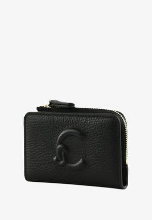 Portefeuille en cuir noir à finition texturée, avec un logo estampé en creux sur le devant et une fermeture éclair dorée. Forme rectangulaire compacte.