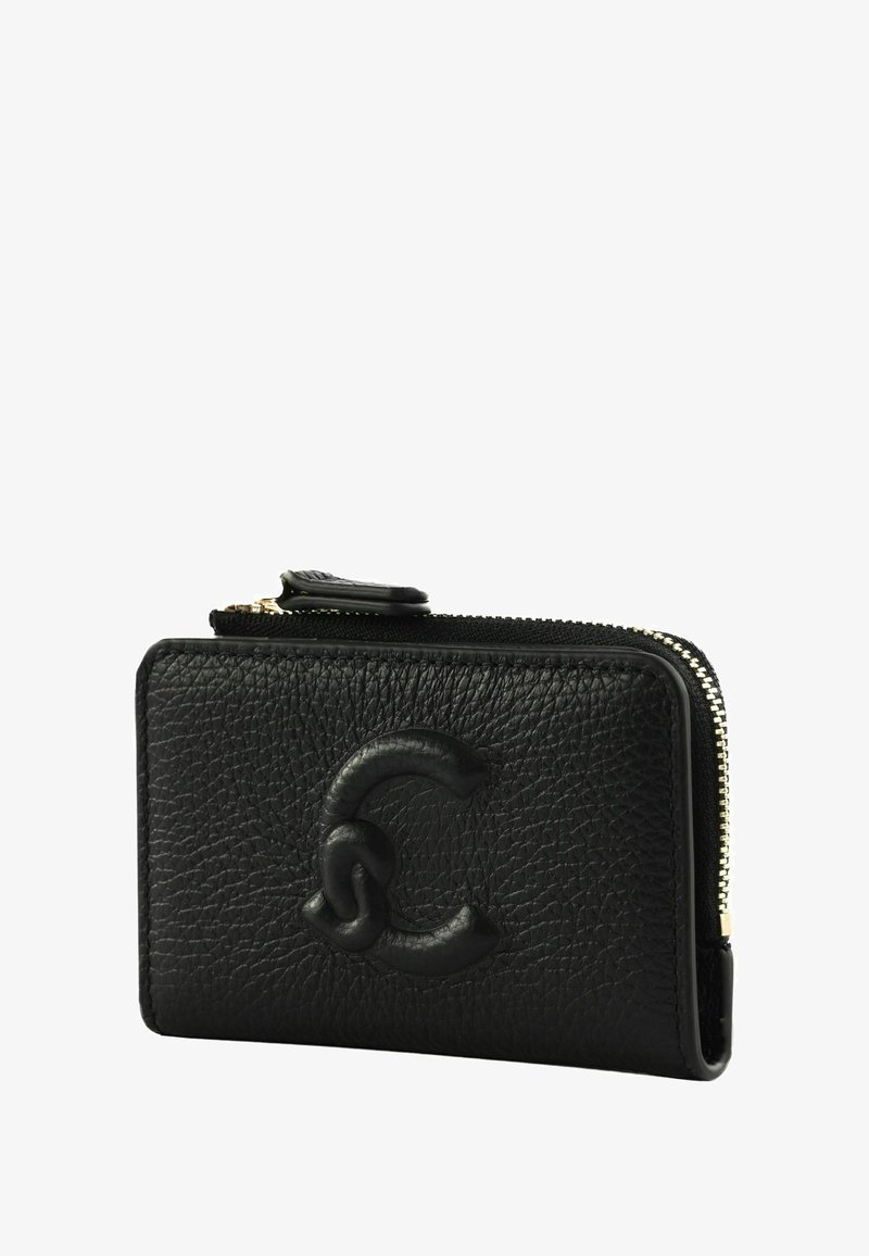 Portefeuille en cuir noir à finition texturée, avec un logo estampé en creux sur le devant et une fermeture éclair dorée. Forme rectangulaire compacte.