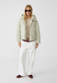 Stradivarius HOODED PUFFER  - Giacca invernale - white