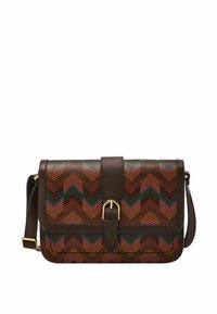Sac bandoulière en cuir marron avec un motif chevron coloré. Comprend un rabat à l'avant et une boucle en matériel doré. Une sangle ajustable est incluse.