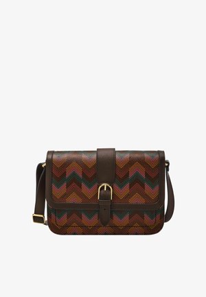 Sac bandoulière en cuir marron avec un motif chevron coloré. Comprend un rabat à l'avant et une boucle en matériel doré. Une sangle ajustable est incluse.