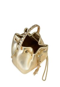 Złota metaliczna torba typu bucket z zapięciem na troczek, ozdobnym łańcuszkowym uchwytem oraz teksturowaną powierzchnią; posiada złote elementy wykończeniowe i miękkie wnętrze.