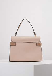 Světle růžová strukturovaná kožená kabelka s horní rukojetí a plochým magnetickým zavíráním. Obsahuje kontrastní béžové detaily a šití.