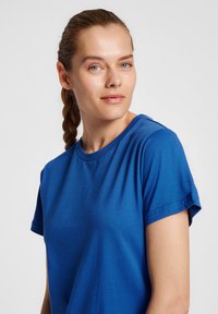 Blå bomullströja med korta ärmar, rund halsringning, slät textur, med en avslappnad passform och minimalistisk design.