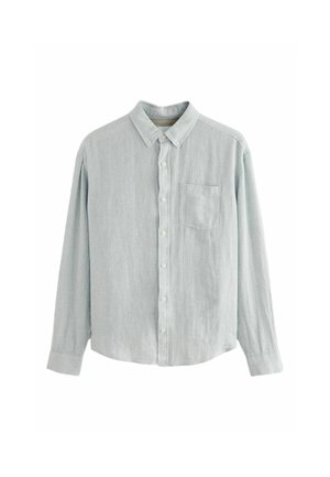 Camisa de botones azul claro de manga larga, con cuello y un bolsillo en el pecho. La tela tiene un patrón texturizado.