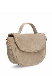 Suède handtas in lichtbeige met een gebogen vorm. Voorzien van een bovenhandvat en een franjes flap sluiting. Inclusief metalen hardware accenten.