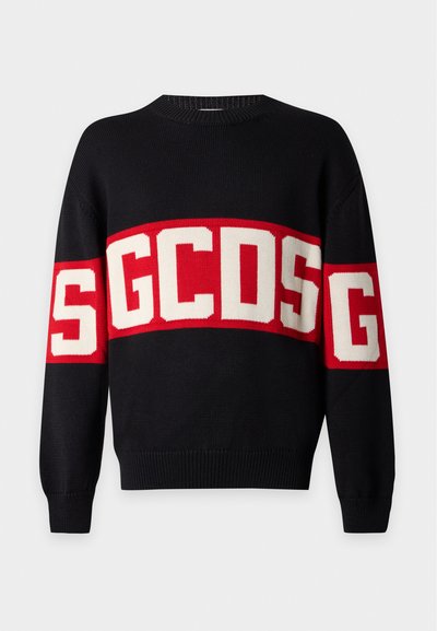 Pull en maille noir avec bande horizontale rouge et grandes lettres blanches "GCDS" sur la poitrine et les manches.