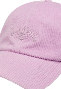 Gorra de béisbol de pana en rosa claro, con una superficie texturizada, logo bordado en un tono ligeramente más oscuro y visera curvada.