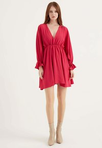 Herita V-NECK GATHERED WAIST DRESS - Vardagsklänning - pink