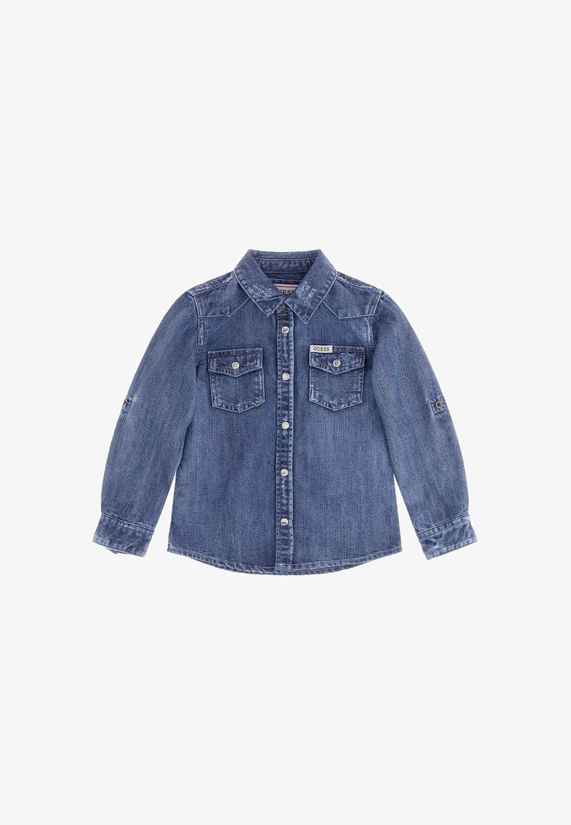 Chemise en jean bleu à manches longues avec deux poches poitrine et une petite étiquette "Guess" sur la poche gauche.