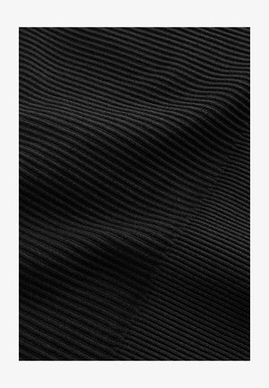 Fekete bordázott anyag sima textúrával, függőleges csíkokkal. Az anyag finom eltéréseket mutat mélységben és fényességben.