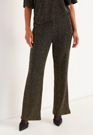 Zwarte en gouden textuur brede pijpen met een subtiele glans, met een relaxte pasvorm en een soepele tailleband. Gecombineerd met pointed toe schoenen.