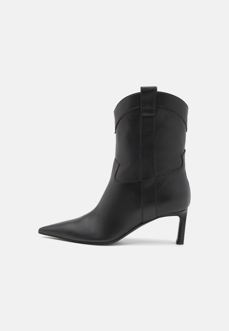 Schwarze Leder-Ankle Boots mit einer spitzen Zehenpartie und einem 5 cm hohen Absatz. Sie verfügen über ein strukturiertes Obermaterial mit kontrastierendem Nahtdetail und einer Pull-Tab.