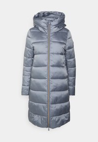 Lungo cappotto imbottito grigio trapuntato con chiusura frontale con zip completa e collo alto imbottito, progettato per il clima freddo.