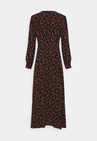 Robe midi noire à manches longues avec motif floral rouge, taille cintrée et jupe évasée, présentée sur un fond blanc uni.