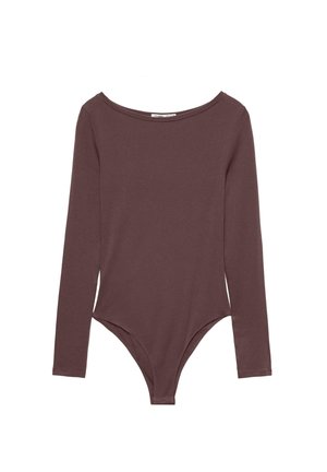 Langarm-Body in dunklem Mauve, aus weichem Stoff gefertigt, mit einem runden Ausschnitt und einem hochgeschnittenen Boden für eine figurbetonte Silhouette.