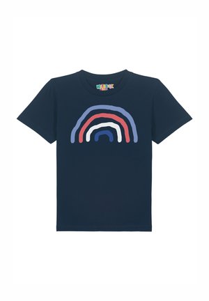 Marineblaue T-Shirt aus Baumwolle, mit einem Regenbogenmuster in geschwungenen Linien in Rot, Weiß, Blau und Pink über der Brust.