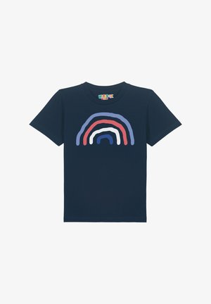 Middengrijze T-shirt van katoen, met een regenboogontwerp met gebogen lijnen in rood, wit, blauw en roze over de borst.