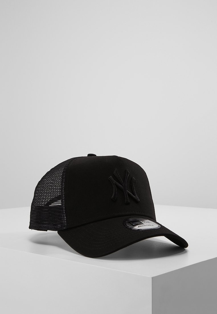 Casquette de baseball noire en mesh avec une visière incurvée et un logo New York Yankees en relief à l'avant, affichée sur une surface blanche.