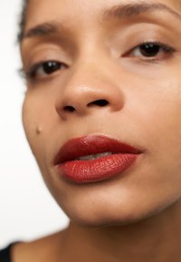 LANCÔME L'ABSOLU ROUGE INTIMATTE - Leppestift - knitted red