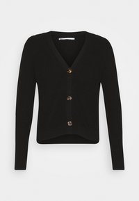 Černý pletený cardigan s výstřihem do V, dlouhými rukávy a pěti předními knoflíky s zaobleným lemem. Měkká textura a žebrovaný vzor.
