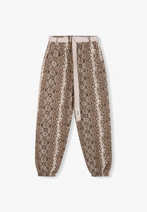 Bruine slangenprint broek met elastische boorden en een bijpassende riem. Textuurstof met lichtere accenten en een logotag aan de zijkant.