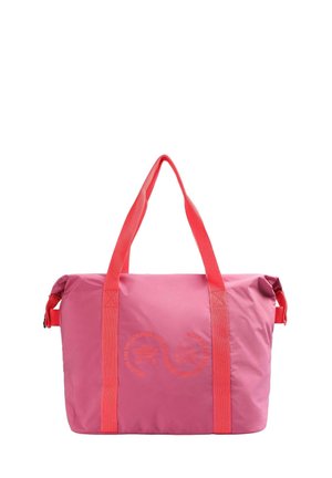 Bolso tote rosa con la parte superior enrollada, asas color coral y un estampado gráfico en un lado. Fabricado con un tejido ligero y de textura suave.