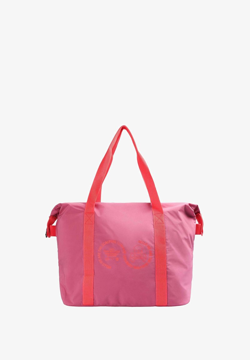 Sac fourre-tout rose à rouleau avec des anses corail et un imprimé graphique d'un côté. Fabriqué en tissu léger avec une texture lisse.